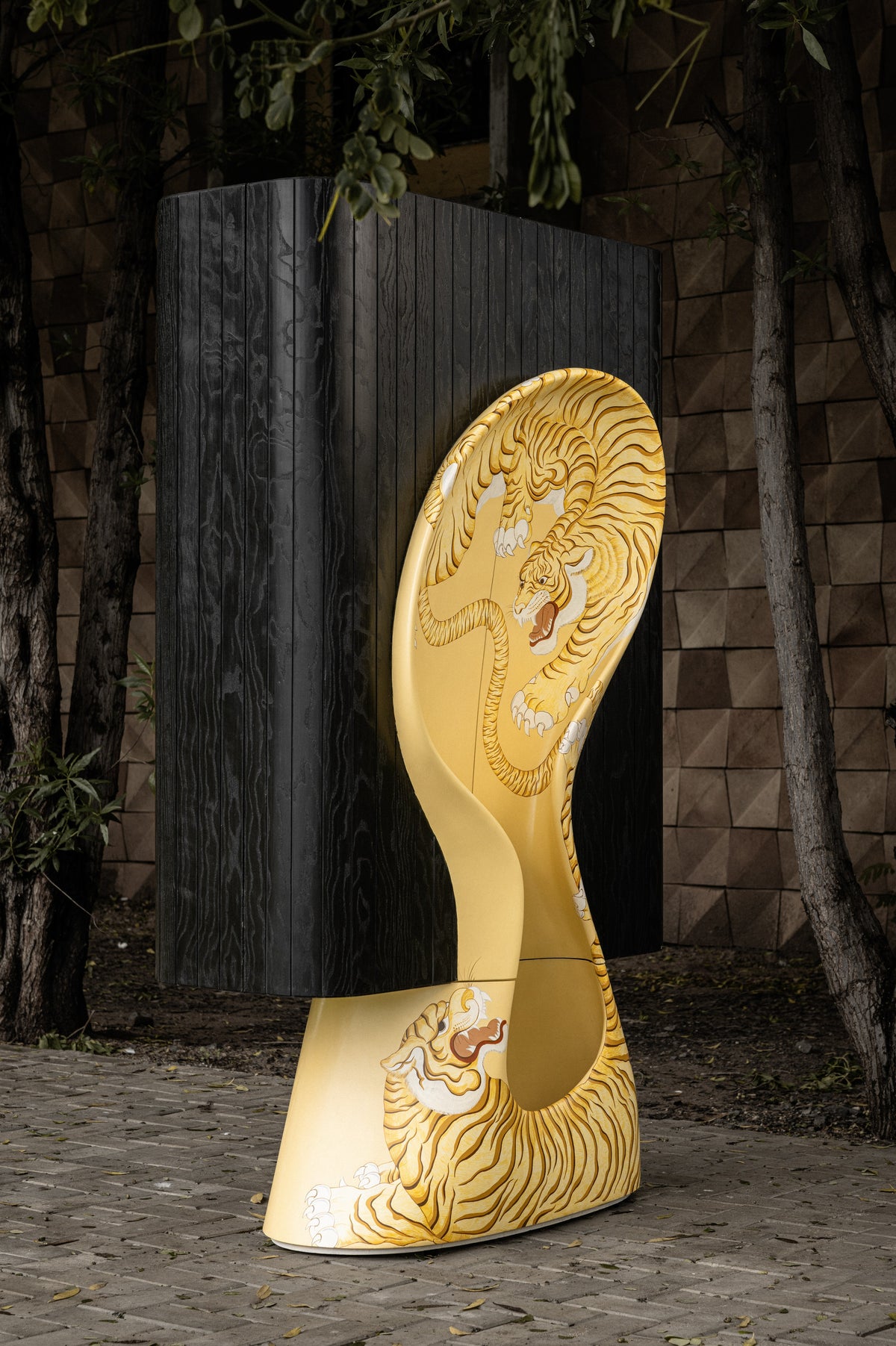 Roar cabinet