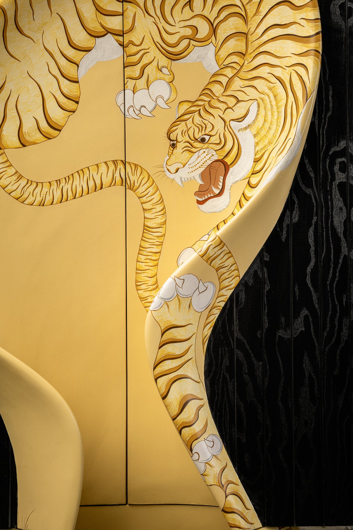 Roar cabinet