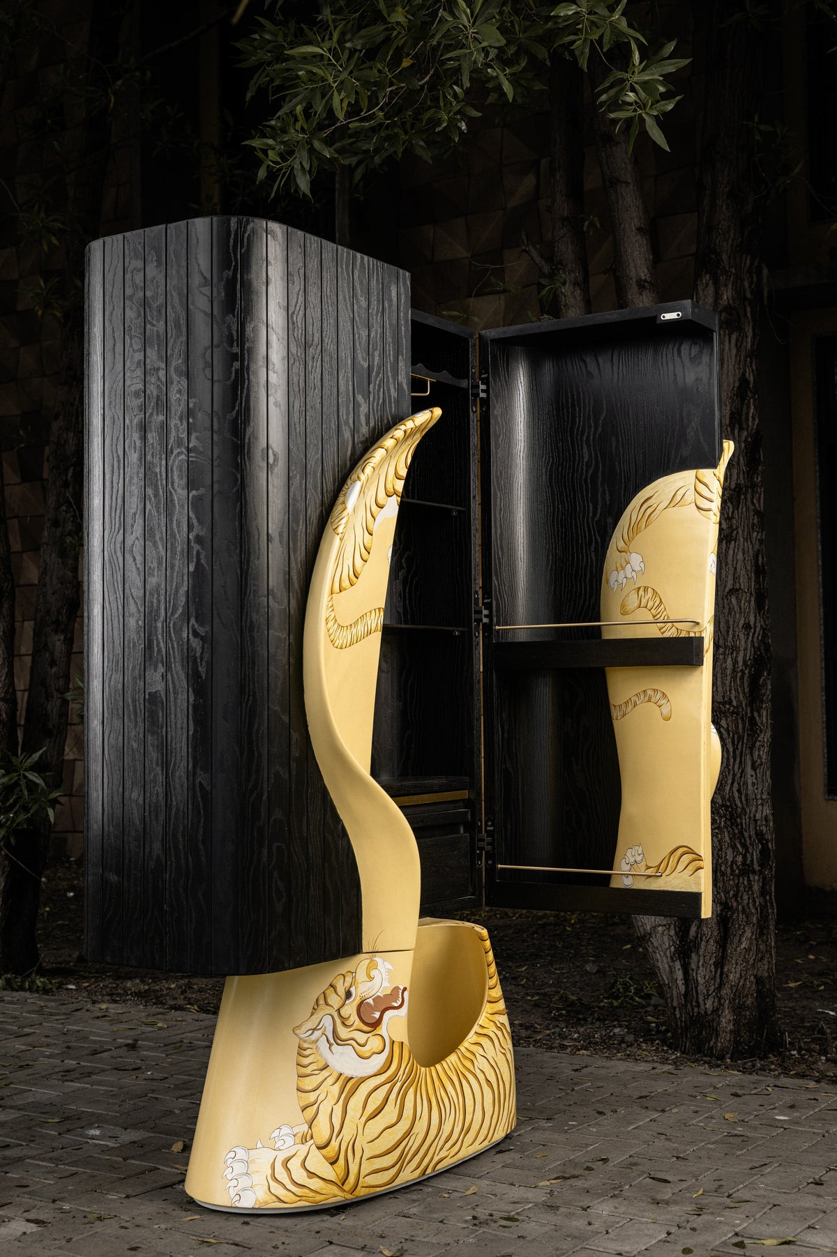 Roar cabinet