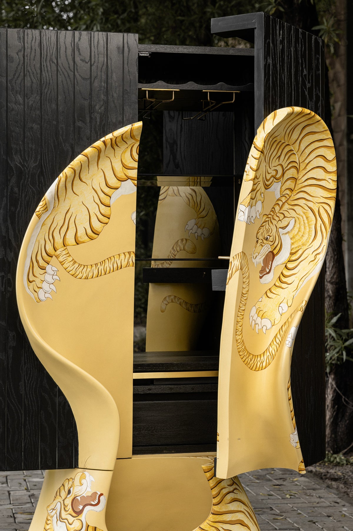 Roar cabinet
