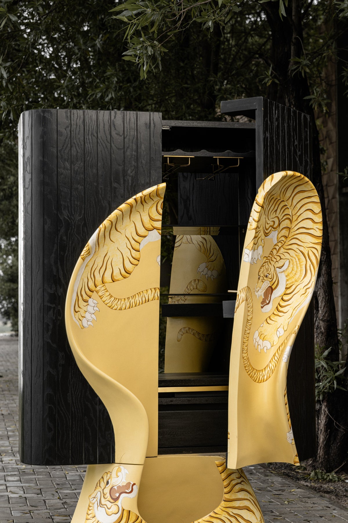 Roar cabinet